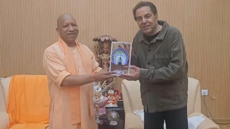 Dharmendra-Yogi Adityanath Meet: লখনউয়ে মুখ্যমন্ত্রীর বাসভবনে ধর্মেন্দ্র-যোগীর সাক্ষাৎ, স্মরক দিয়ে সম্মান