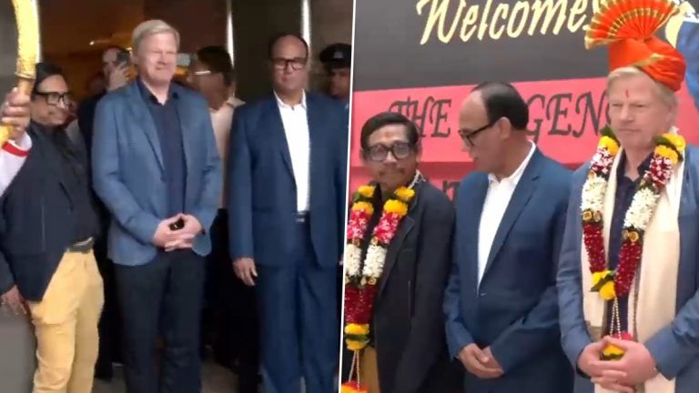 Oliver Kahn In Mumbai: স্কুল পড়ুয়াদের সঙ্গে গল্পে মত্ত কিংবদন্তী গোলকিপার অলিভার কান, মুম্বইয়ের ভিডিয়ো