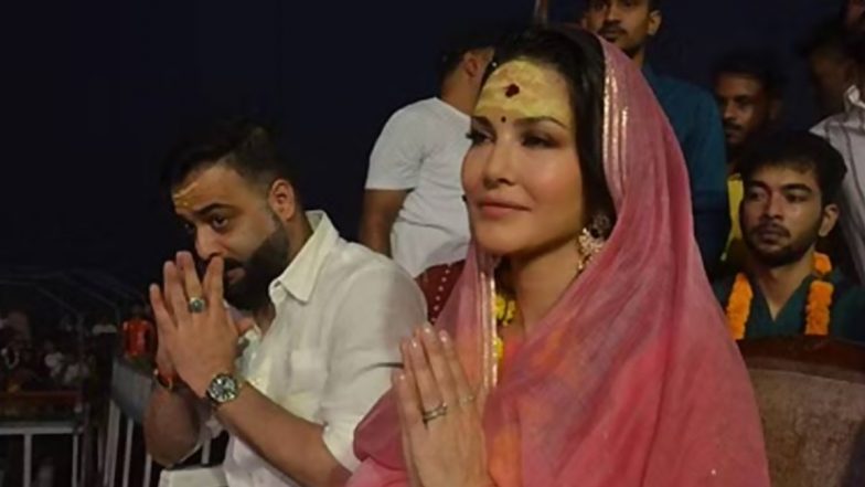 Sunny Leone Performs Ganga Aarti: বারানসীতে গঙ্গা আরতি সানি লিওনের, গঙ্গার ঘাট থেকে তুলে ধরলেন মনোরম ভিডিয়ো
