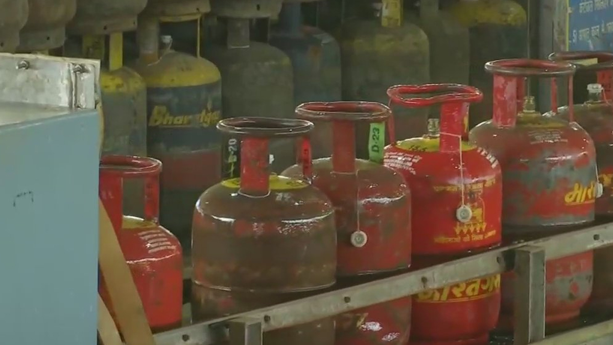LPG Cylinder Price: মাসের প্রথমেই সুখবর, এক ধাক্কায় অনেকটাই কমল রান্নার গ্যাসের দাম