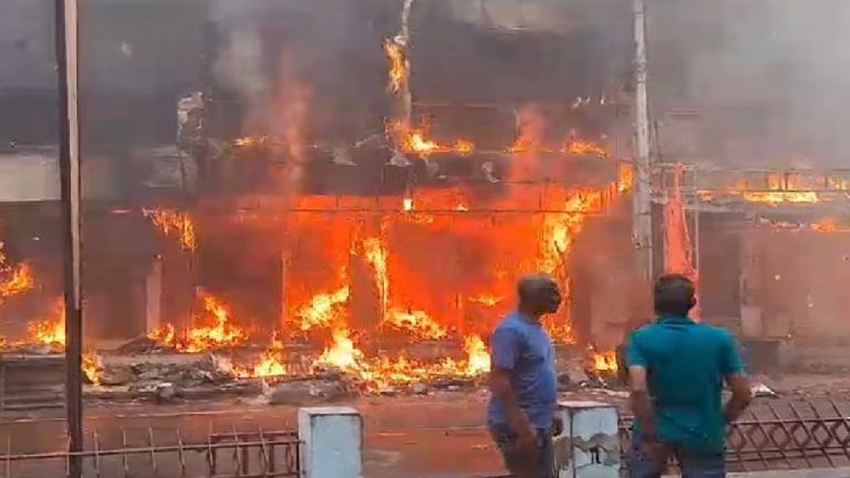 Gujarat: গুজরাটের  সুরেন্দ্রনগরের বেদান্ত কমপ্লেক্সে ভয়াবহ অগ্নিকাণ্ড, পুড়ে গেল ১০টি দোকান(দেখুন  ভিডিও)