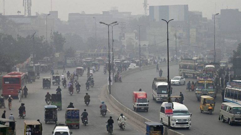 Pakistan Pollution Video: দূষণের কোপে পাকিস্তান! লাহোরে ৪ দিনের 'লকডাউন', মানুষকে ঘরে থাকার আবেদন