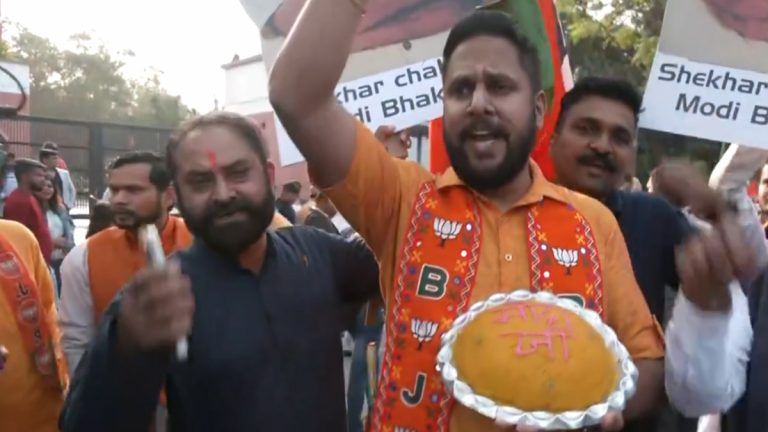 Modiji Ladoo Video: মধ্যপ্রদেশ, রাজস্থান, ছত্তিশগড়ের সিংহাসনে পদ্মের মুকুট, 'মোদী জি' লেখা লাড্ডু হাতে দিলিতে শুরু উদযাপন