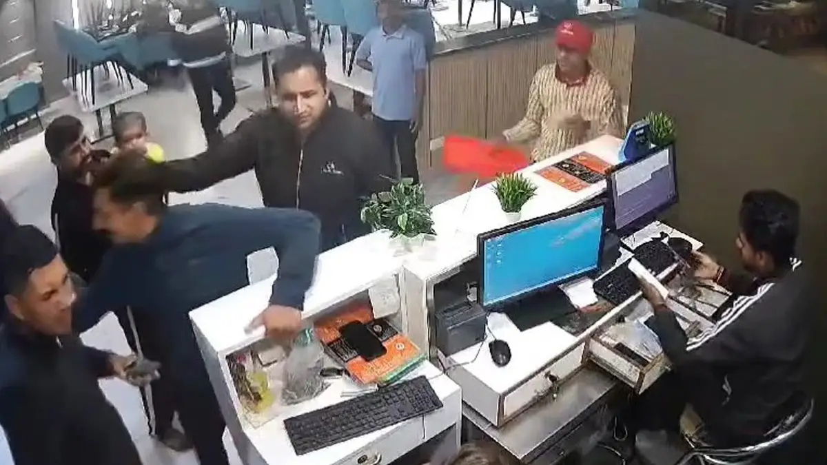 Ghaziabad Clash: খাবার বিক্রি নিয়ে তুমুল মারামারি রেঁস্তোরা মালিক ও চার ব্যক্তির