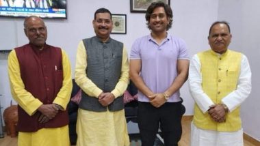 Dhoni With BJP Leaders: দেখুন, বিমানবন্দরে ধোনির সঙ্গে দেখা ঝাড়খণ্ডের বিজেপি নেতাদের