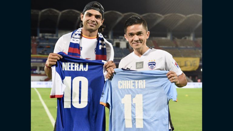 Neeraj Chopra with Sunil Chhetri: বেঙ্গালুরুর ম্যাচ দেখতে মাঠে 'সোনার ছেলে', ছেত্রীর সঙ্গে জার্সি বদল নীরজের