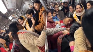 Delhi Metro Fight Video: ভিড়ের মধ্যে মেট্রোয় দুই মহিলার চুলোচুলি কাণ্ড, দেখুন দিল্লির ভিডিয়ো
