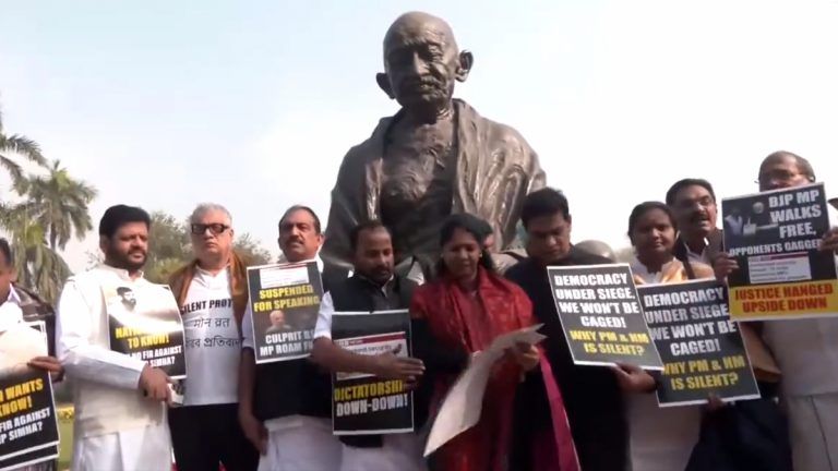 Suspended MPs Protest: সংসদের চত্বরে থাকা গান্ধী মূর্তির সামনে প্রতিবাদ জানাচ্ছেন বরখাস্ত সাংসদরা, দেখুন ভিডিয়ো