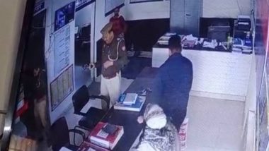 UP Aligarh Police Station: যোগী রাজ্যে থানায় পাসপোর্ট যাচাইয়ের কাজে এসে পুলিশের পিস্তলে গুলিবিদ্ধ মহিলা
