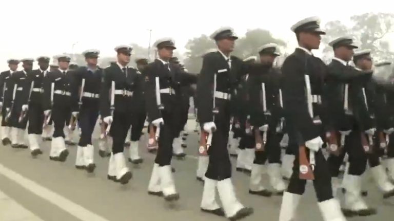 Republic Day Parade: কুয়াশা ঘেরা দিল্লির কর্তব্য পথে চলছে প্রজাতন্ত্র দিবসের মহড়া (দেখুন ভিডিও)