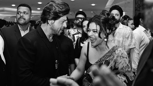 Shah Rukh Khan - Kajol Spotted: শাহরুখের কথায় হাসিতে ফেটে পড়লেন কাজল, দেখুন