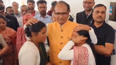 Shivraj Singh Chauhan Video: 'ভাইয়া যেতে দেব না', MP-তে মুখ্যমন্ত্রীর আসন থেকে সরতেই শিবরাজের সামনে কান্না 'বোনদের'