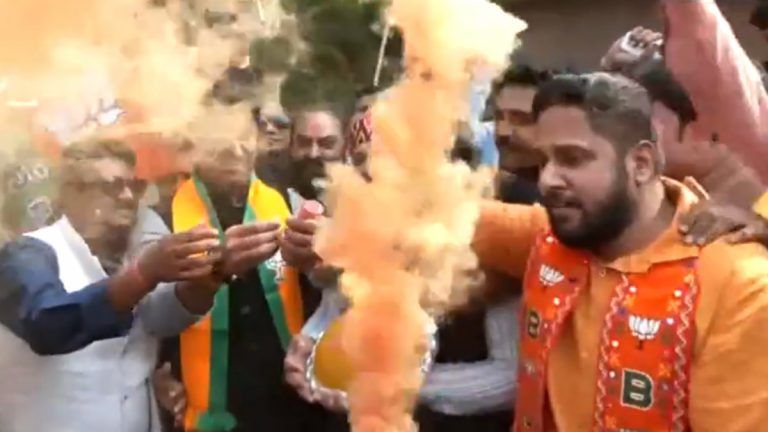 Bjp Celebration : নির্বাচনে বিপুল জয় বিজেপির, সদর দফতরে খুশির হাওয়া কর্মী সমর্থকদের