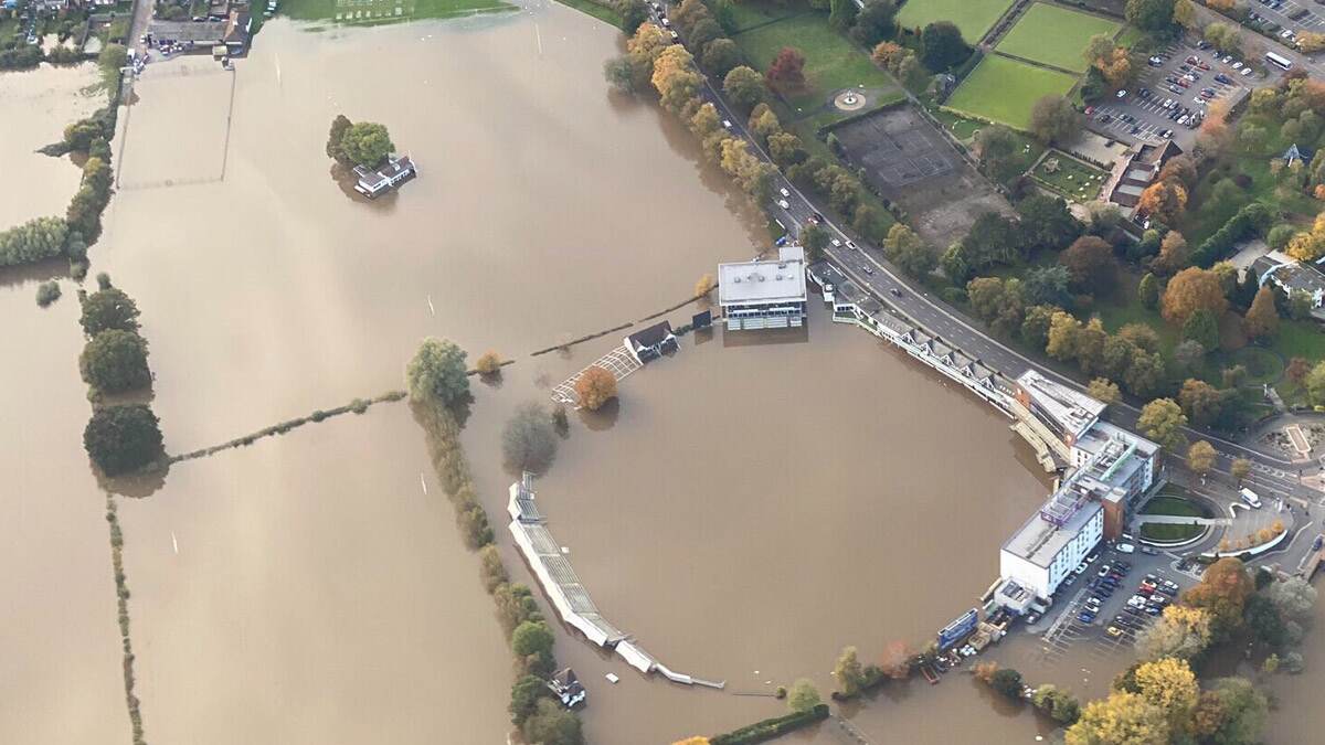 British Cricket Ground Flooded: দেখুন, ঝড়ের তাণ্ডবে সম্পূর্ণ জলের তলায় ইংল্যান্ডের ওরচেস্টারশায়ার ক্রিকেট মাঠ