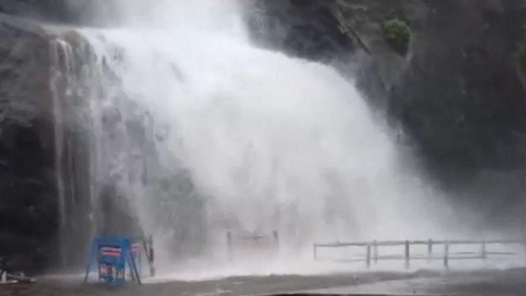 Old Courtallam Falls Video: পশ্চিমঘাটে প্রবল বৃষ্টিপাতের জেরে বন্যা ওল্ড কোটাল্লাম জলপ্রপাতে, তামিলনাড়ুর ভিডিয়ো