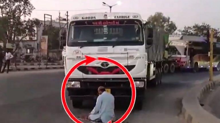 Namaz On Road: রাস্তার মাঝখানে বসে নামাজের জের, গুজরাটে গ্রেফতার লরি চালক