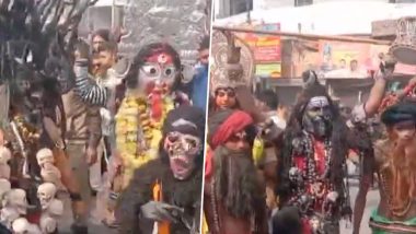 Sakat Chauth Celebrations: উত্তরপ্রদেশের প্রয়াগরাজে ‘সাকত চৌথ’ উদযাপনের মুহূর্ত, দেখুন