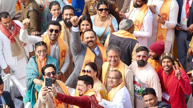 Bollywood Celebrities Selfie From Ram Mandir: রাম মন্দির উদ্বোধন শেষে সেলফিতে মেতে বলি তারকারা, দেখুন ছবি