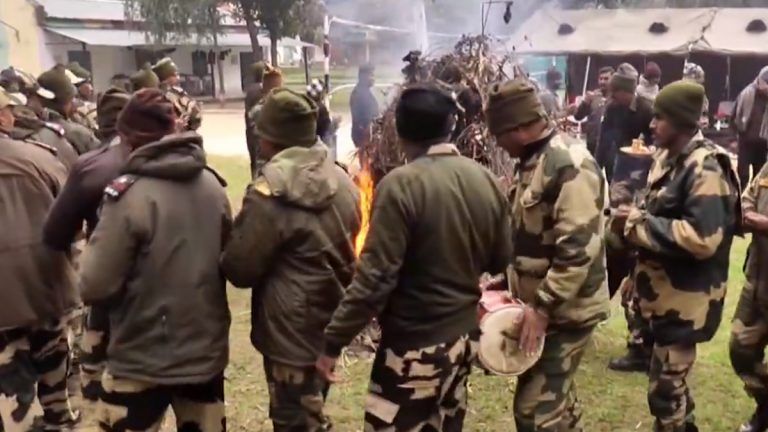 BSF Jawans Celebrated Lohri: জম্মু ও কাশ্মীরে লোহরি উৎসবে মেতেছেন বিএসএফ জওয়ানরা, সাম্বার ভিডিয়ো