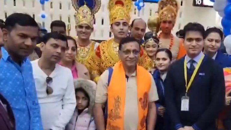 Flight Passengers As Lord Ram-Laxman: আহমেদাবাদ থেকে অযোধ্যার উদ্দেশ্যে বিমান চালু, প্রথম দিনে রাম- লক্ষ্মণ- হনুমানের সাজে যাত্রীরা (দেখুন ভিডিও)