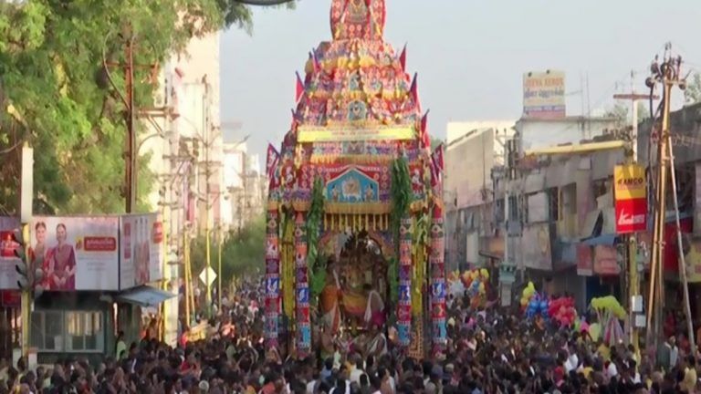 Meenakshi Amman Temple: মীনাক্ষী আম্মান মন্দিরে অষ্টমী উৎসবে মহিলাদের রথ টানার ভিডিও ভাইরাল, দেখুন