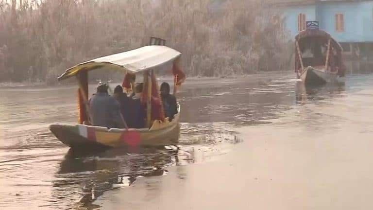 Srinagar: শীতলতম রাত শ্রীনগরে, বরফের চাদর সরিয়ে ডাল লেকে চলছে হাউসবোট সওয়ারি, দেখুন