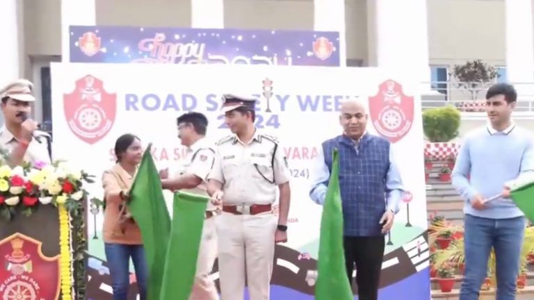 Road Safety Awareness: পথ নিরাপত্তায় বিশেষ সচেতনতা, ট্রাফিক পুলিশদের হাতে গোলাপ তুলে দিলেন, দেখুন