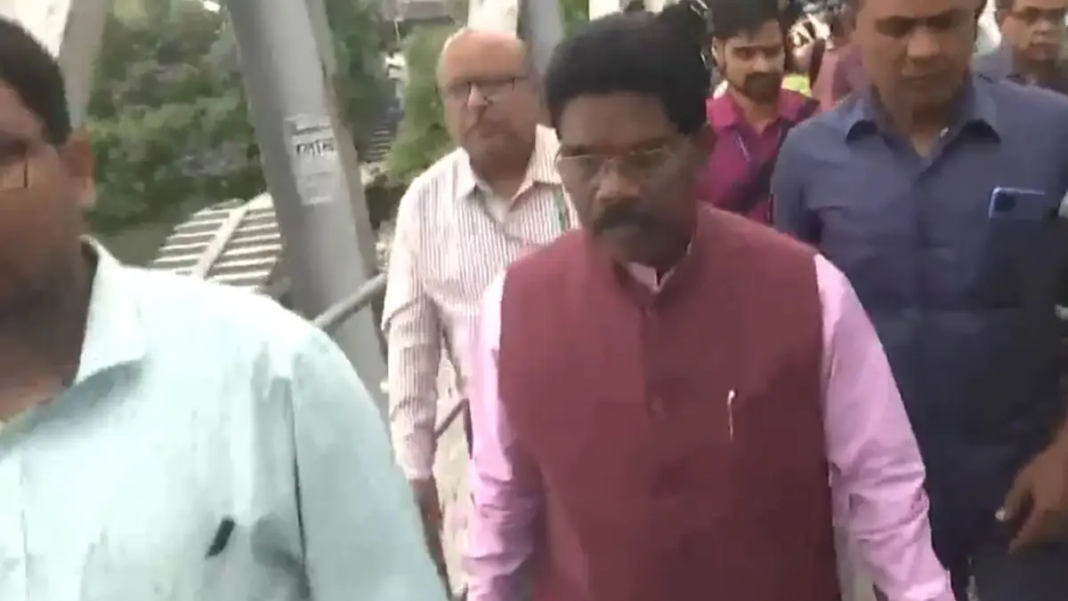 Sandeshkhali: সন্দেশখালিতে জাতীয় আদিবাসী কমিশনের প্রতিনিধি দল