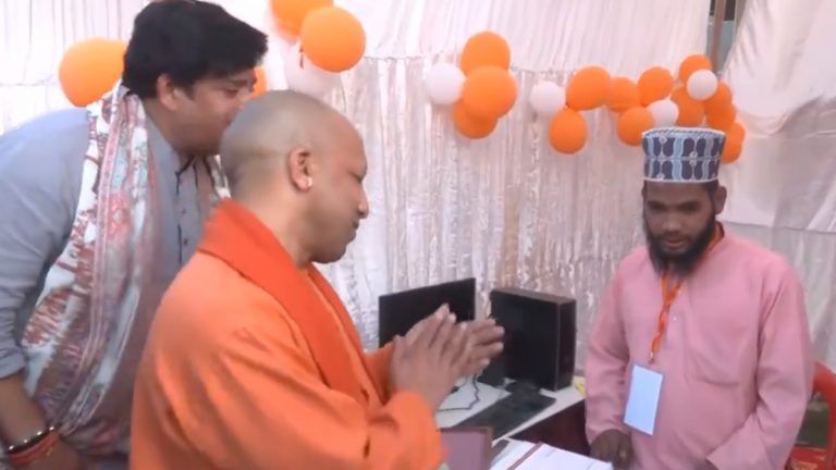 Muslim Man In Front Of CM Yogi: যোগী আদিত্যনাথের সামনে রাম ভজন গাইলেন মুসলিম যুবক, দেখে কী করলেন মুখ্যমন্ত্রী