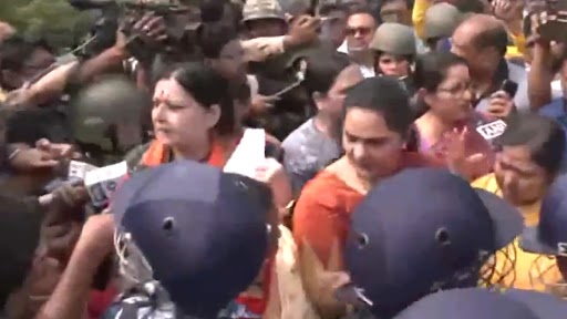 Sandeshkhali: সন্দেশখালিতে যাওয়ার পথে বিজেপির প্রতিনিধি দলকে আটকাল পুলিশ! উত্তেজনা