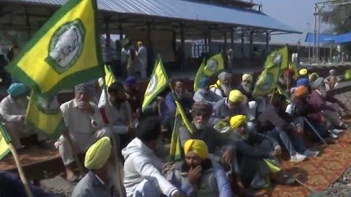 Farmers Protest: বাড়ছে আঁচ; রেললাইনে বসে বিক্ষোভ কৃষকদের, বন্ধ ট্রেন চলাচল