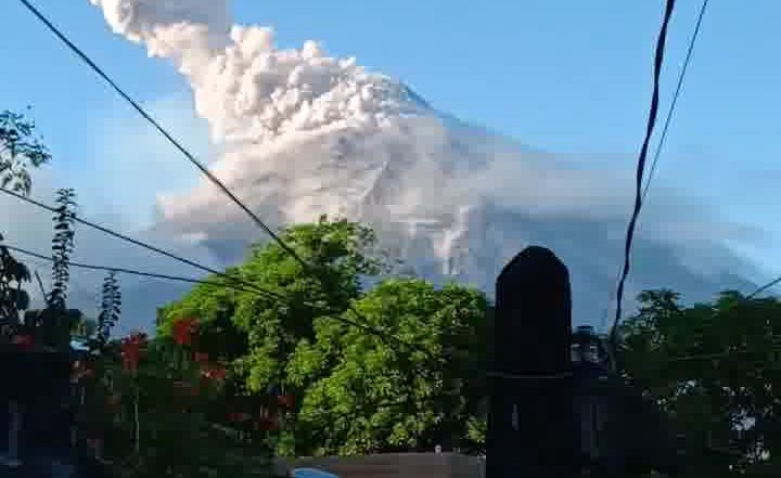 Philippines Volcano: ফিলিপিন্সে জাগল মেওন আগ্নেয়গিরি, বজ্রপাতের শব্দে বেরিয়ে আসছে লাভা