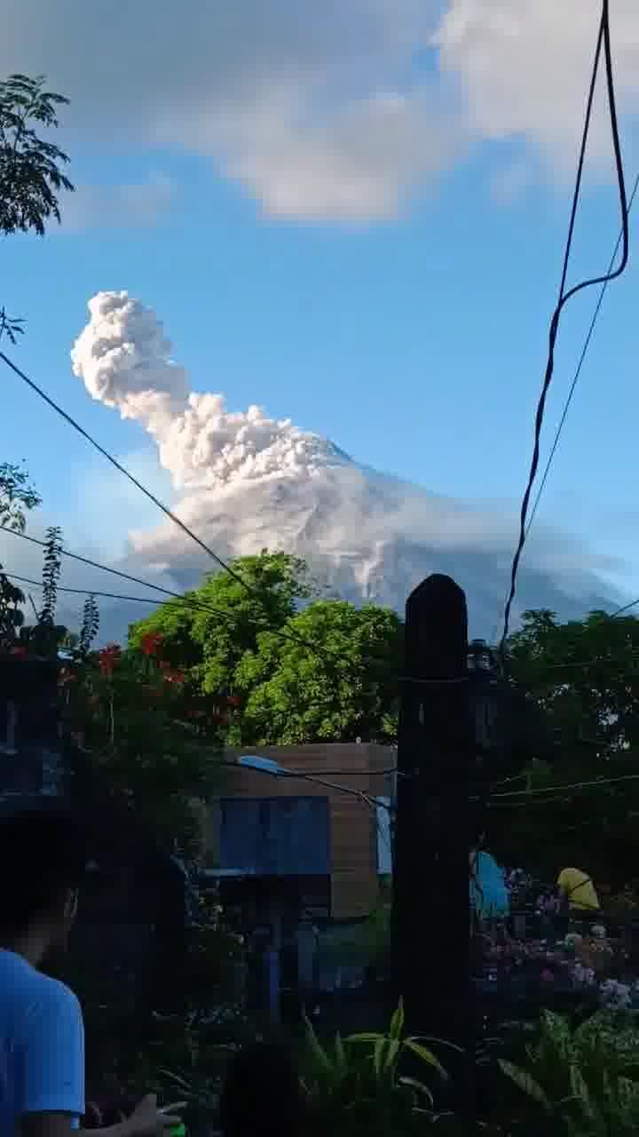 Philippines Volcano: ফিলিপিন্সে জাগল মেওন আগ্নেয়গিরি, বজ্রপাতের শব্দে বেরিয়ে আসছে লাভা