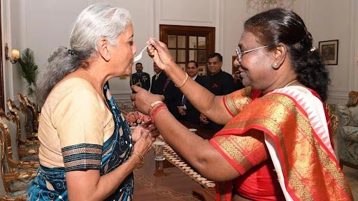 Special Moment: বাজেট পেশের আগে রাষ্ট্রপতি ও অর্থমন্ত্রীর বিশেষ মুহূর্ত ক্যামেরাবন্দি, দেখুন