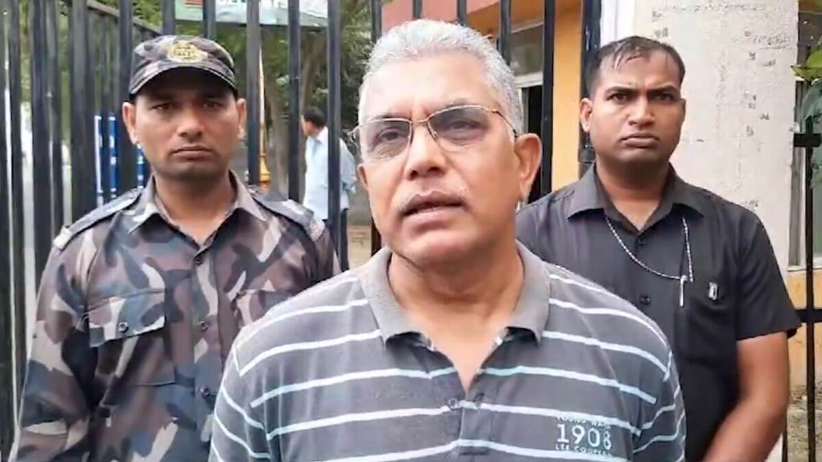 Dilip Ghosh: রামনবমীতে শক্তি প্রদর্শন দিলীপ ঘোষের, লাঠির খেলা দেখালেন বিজেপির প্রাক্তন বিজেপি সাংসদ, দেখুন ভিডিয়ো