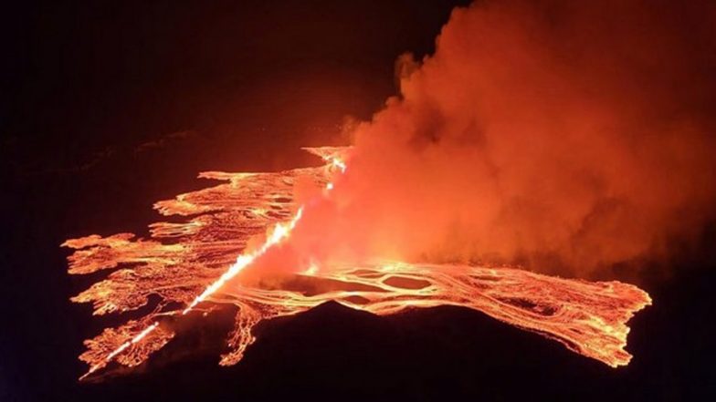 Volcano Erupts on Iceland’s: আইসল্যান্ডের আকাশে কমলা রঙয়ের লাভা ছড়াচ্ছে, জরুরি অবস্থা জারি