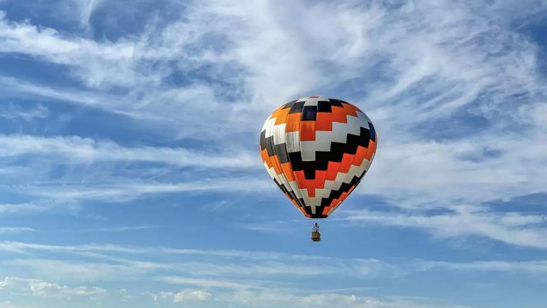 Hot Air balloon Crashes: ইলেকট্রিক তারের সঙ্গে এয়ার বেলুনের সংঘর্ষ, অল্পের জন্য রক্ষা পেলেন যাত্রীরা, দেখুন ভিডিয়ো