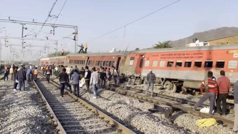 Train Derailed: ফের রেল দুর্ঘটনা! লাইনচ্যুত সবরমতী-আগ্রা সুপারফাস্ট এক্সপ্রেস