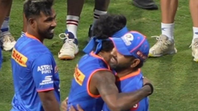 Hardik Hugged Rohit Video: বিতর্কের জল্পনা উড়িয়ে রোহিতকে জড়িয়ে ধরলেন হার্দিক, দেখুন ভাইরাল ভিডিও