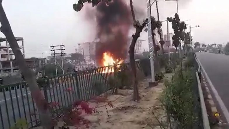 Bolero Catches Fire in Lucknow: মাঝপথে চলন্ত গাড়িতে আগুন, ঝাঁপিয়ে প্রাণরক্ষা যাত্রীদের