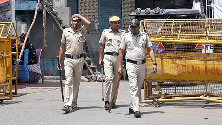 Bomb threat at Delhi School: দিল্লির বেসরকারি স্কুলে বোমাতঙ্ক! ঘটনাস্থলে পুলিশ ও বোম্ব স্কোয়াডের সদস্যরা