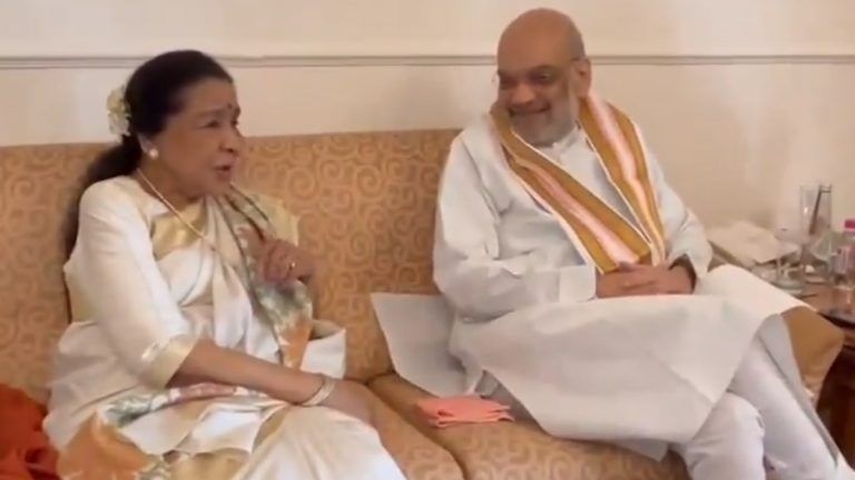 Asha Bhosle Meet Amit Shah: মুম্বইতে বইয়ের উদ্বোধনের অনুষ্ঠানে অমিত শাহকে গান শোনালেন আশা ভোঁসলে, ভিডিও শেয়ার সম্বিত পাত্রের (দেখুন ভিডিও)