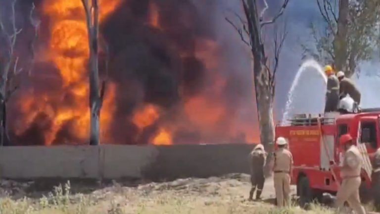 Delhi Fire Video: দিল্লি-আগ্রা হাইওয়ের পাইপ গুদামে ভয়াবহ অগ্নিকাণ্ড, দেখুন ভিডিও