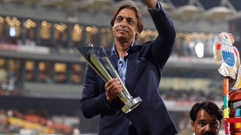 Shoaib Akhtar With T20 World Cup Trophy: লাহোর স্টেডিয়ামে বিশ্বকাপ ট্রফি নিয়ে শোভাযাত্রা পাক পেসারের, দেখুন ছবিতে