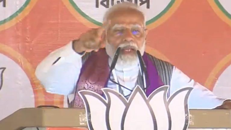 Modi in Malda: দ্বিতীয় দফার ভোট চলাকালীন মালদায় মোদী, সভামঞ্চ থেকে তৃণমূলকে ঠেস প্রধানমন্ত্রীর