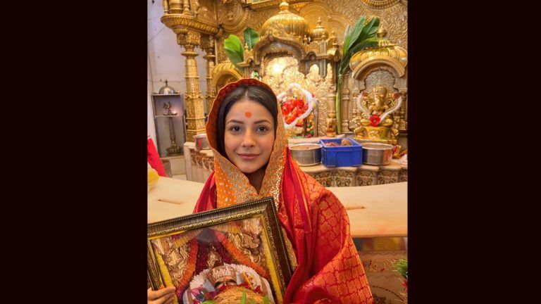 Shehnaaz Gill visits at Siddhivinayak Temple: শেহনাজের সিদ্ধিবিনায়ক দর্শন