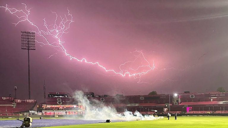 Lightning at Sawai Mansingh Stadium: রাজস্থানের ঘরের মাঠে বজ্রপাত, ধরা পড়ল আরসিবি কোচের ক্যামেরায়