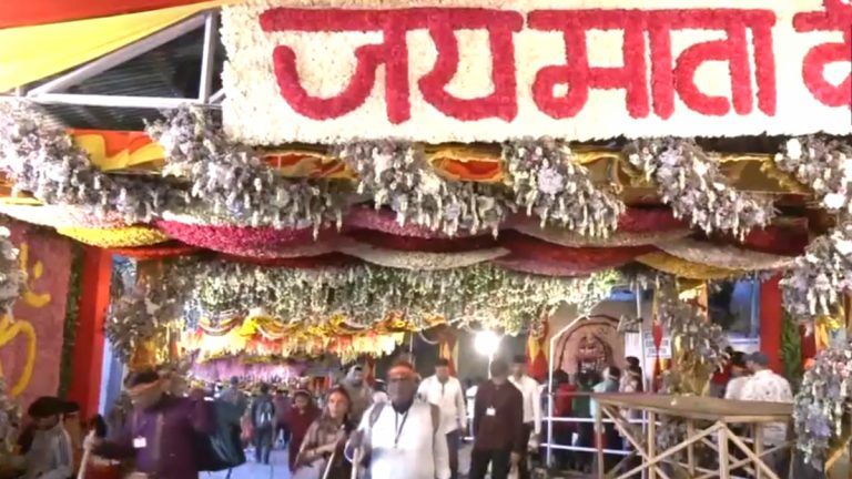 Vaishno Devi Temple: চৈত্র নবরাত্রীতে দর্শনার্থীদের ভিড় বৈষ্ণব দেবীর মন্দিরে