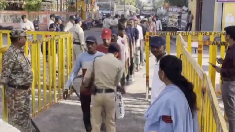 Bhojshala Complex: বৈজ্ঞানিক সমীক্ষার মাঝেই চলবে পুজো! মঙ্গলে সকাল থেকেই ভক্তদের ভিড় ভোজশালা কমপ্লেক্স চত্বরে