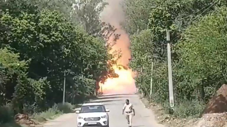 Uttar Pradesh: গ্যাস সিলিন্ডার বহনকারী ট্রাকে বিস্ফোরণ, আতশবাজির মত ফাটতে শুরু করে সমস্ত সিলিন্ডার